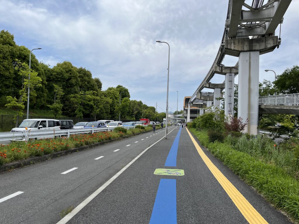 歩道の青い線は、パナソニックスタジアムへ道案内