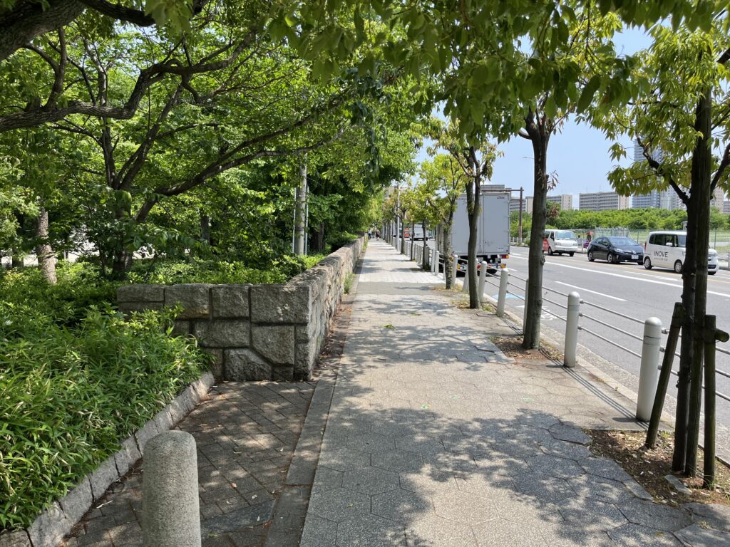 大阪公園の外の歩道