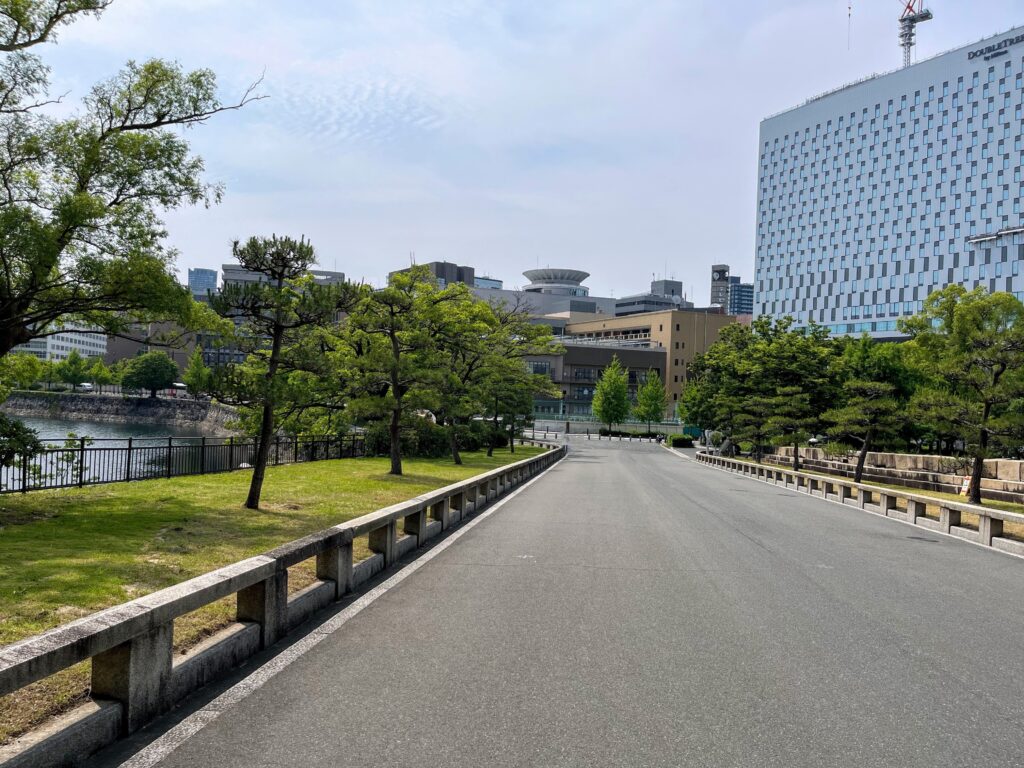 京橋口から出て左折