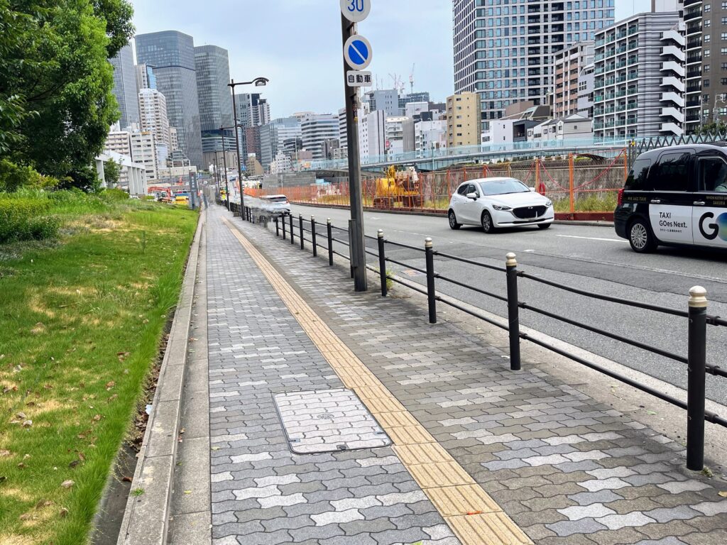 道向かいの歩道