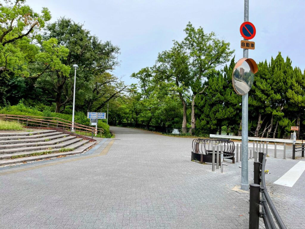 車道と接するところを直進